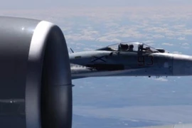 Mỹ công bố ảnh Su-27 Nga chặn đầu nguy hiểm RC-135 Mỹ