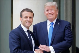 Ông Trump được ông Marcon chào đón nhiệt tình tại Pháp