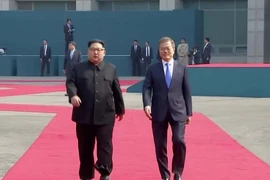 Hai ông Moon-Kim cùng bước lên thảm đỏ vào Nhà Hòa Bình