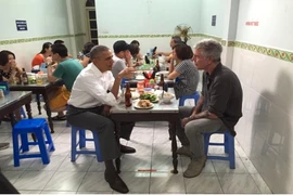 Người dẫn ông Obama đi ăn bún chả ở Hà Nội vừa tự tử