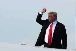 Vừa về nước, ông Trump bắt tay vào xử lý thương mại Trung Quốc