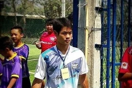 Chính phủ, cha mẹ các cầu thủ bênh vực, an ủi huấn luyện viên