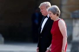 Lần đầu tới Anh, ông Trump đã gây khó cho bà May