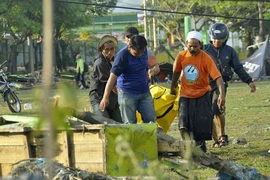 Indonesia đào hố chôn tập thể 300 nạn nhân động đất-sóng thần