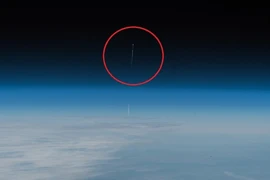 Phi hành gia Đức chụp khoảnh khắc tên lửa đẩy tàu Soyuz rơi