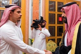 Vua, thái tử Saudi Arabia bắt tay các con nhà báo Khashoggi