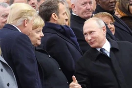 Gặp tại Paris, ông Putin giơ ngón tay cái chào ông Trump