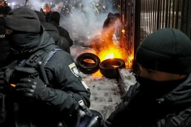 Dân Ukraine phóng hỏa trước đại sứ quán Nga