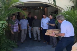 Cựu Tổng thống Bush tự tay mua Pizza cho mật vụ bảo vệ mình