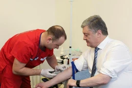 Bầu cử Ukraine: Ông Zelenskiy thách ông Poroshenko thử ma túy