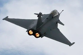 Tập trận, 7 chiếc Rafale-Pháp hạ cánh khẩn cấp ở Indonesia 