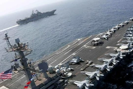 Tàu sân bay, máy bay ném bom Mỹ tập trận tấn công sát Iran