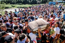 Ông Maduro mở lại biên giới với Colombia sau 4 tháng đóng cửa