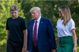2 năm, quý tử út 13 tuổi của ông Trump vọt cao hơn cả bố mẹ