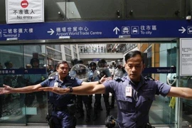 Sân bay Hong Kong tê liệt, tràn ngập người biểu tình, cảnh sát