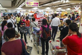 Hong Kong: Dân đổ xô tích trữ thực phẩm, rút tiền mặt