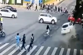 Ô tô vượt 2 đèn đỏ liên tiếp, càn quét 14 người thương vong
