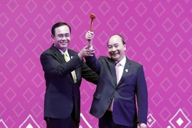 Thủ tướng nhận chiếc búa Chủ tịch ASEAN từ Thủ tướng Thái Lan. Ảnh: VGP