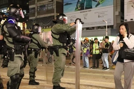 Hong Kong: Cảnh sát nới vòng vây, người biểu tình vẫn cố thủ