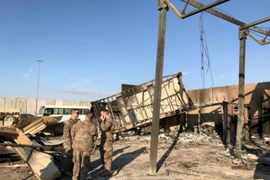 Binh sĩ Mỹ tại căn cứ Ayn al-Asad sau khi bị Iran nã tên lửa. Ảnh: REUTERS