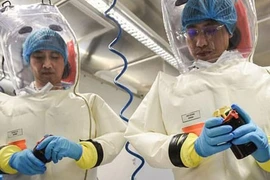 Các nhà khoa học làm việc tại phòng thí nghiệm cao cấp nghiên cứu virus ở Vũ Hán. Ảnh: DAILY MAIL