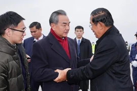 Bộ trưởng Ngoại giao Trung Quốc Vương Nghị (giữa) đón Thủ tướng Campuchia Hun Sen (phải) tại Bắc Kinh ngày 5-2. Ảnh: THX