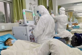 Điều trị bệnh nhân nhiễm virus Corona tại bệnh viện Trung tâm Vũ Hán, tỉnh Hồ Bắc (Trung Quốc). Ảnh: REUTERS