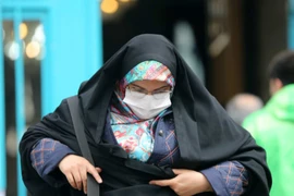 Người dân Tehran (Iran) mang khẩu trang ngừa nhiễm COVID-19. Ảnh: ANADOLU AGENCY
