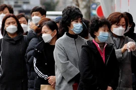 Xếp hàng chờ mua khẩu trang bên ngoài một nhà thuốc ở Daegu (Hàn Quốc). Ảnh: REUTERS