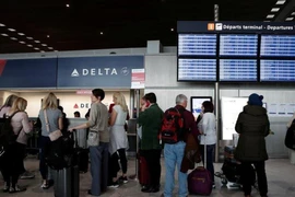 Xếp hàng mua vé bay về Mỹ ở sân bay Charles de Gaulle (Pháp) sau khi Mỹ có lệnh sẽ cấm bay từ châu Âu. Ảnh: REUTERS