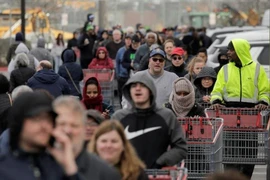 Xếp hàng chờ vào siêu thị Costco mua hàng tích trữ tại TP Seattle, bang Washington (Mỹ) ngày 14-3. Ảnh: REUTERS