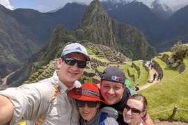 Thầy giáo Collin Reichert (trái) sang Peru công tác tuần trước và không về được vì nước này cấm bay chống dịch COVID-19. Ảnh: COLLIN REICHERT