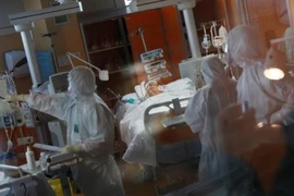 Chăm sóc bệnh nhân COVID-19 tại một bệnh viện ở thủ đô Rome (Ý) ngày 24-3. Ảnh: REUTERS