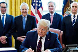 Tổng thống Mỹ Donald Trump rất nhanh đã ký ban hành gói giải cứu lịch sử trị giá 2.200 tỉ USD ngay sau khi Quốc hội thông qua, ngày 27-3. Ảnh: ABCNEWS