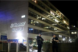 Bệnh viện St Thomas ở London (Anh) nơi Thủ tướng Boris Johnson đang điều trị COVID-19, tối 6-4. Ảnh: REUTERS