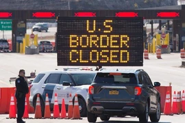 Biên giới Mỹ-Canada ở TP Lansdowne, tỉnh Ontario (Canada) đóng cửa ngăn COVID-19 lây lan. Ảnh: AFP