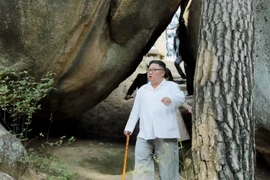 Có đồn đoán lãnh đạo Triều Tiên Kim Jong-un đang cách ly ở núi Myohyang vì nhiễm COVID-19. Ảnh: KCTV