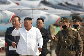 Lãnh đạo Triều Tiên Kim Jong-un thăm một đội máy bay tấn công. Ảnh chưa rõ ngày chụp, do KCNA công bố ngày 12-4