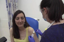 Nhà vi trùng học Elisa Granato được tiêm một mũi vaccine COVID-19 thử nghiệm trong giai đoạn đầu thử nghiệm vaccine trên người ở Anh. Ảnh: AP