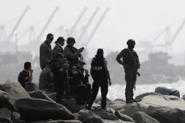 Binh sĩ Venezuela tại thị trấn Macuro ở bang La Guaira ở phía bắc Venezuela sau khi xảy ra vụ tấn công. Ảnh: REUTERS