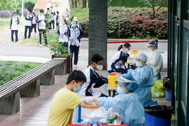 Học sinh được lấy máu xét nghiệm kháng thể vào ngày 30-4, chuẩn bị nhập học trở lại ở Vũ Hán, tỉnh Hồ Bắc (Trung Quốc). Ảnh: GETTY IMAGES