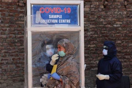 Một quầy lấy mẫu xét nghiệm COVID-19 ở TP Srinagar, bang Jammu and Kashmir (Ấn Độ). Ảnh: EPA-EFE