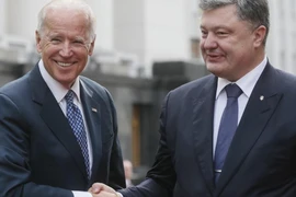 Cựu Tổng thống Ukraine Petro Poroshenko (phải) và cựu Phó Tổng thống Mỹ Joe Biden (trái). Ảnh: REUTERS