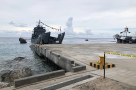 Tàu hải quân Philippines BRP Ivatan đậu sát khu bãi mới xây dựng ở đảo Thị Tứ (thuộc chủ quyền Việt Nam) ngày 9-6. Ảnh: Ma Chao/Defense Press Corps/ RAPPLER