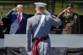 Tổng thống Mỹ Donald Trump (trái) và Sĩ quan Darryl A. Williams (trái) tại buổi lễ tốt nghiệp của học viên sĩ quan West Point tại bang New York (Mỹ) ngày 13-6.