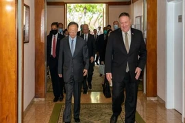 Ngoại trưởng Mỹ Mike Pompeo (phải) gặp Ủy viên Bộ Chính trị Trung Quốc Dương Khiết Trì (trái) tại Hawaii ngày 17-6. Ảnh: ANI NEWS