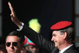 Tổng thống Jair Bolsonaro (đội mũ đỏ) tham gia một sự kiện công cộng ở Rio de Janeiro (Brazil) hồi tháng 5. Ảnh: REUTERS/ Ricardo Moraes 