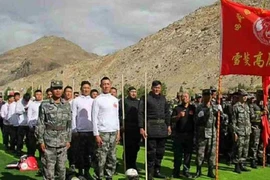 Đội võ sinh Chó ngao Kháng chiến cao nguyên Tây Tạng sẽ giúp huấn luyện chiến đấu tay không cho lực lượng lính biên phòng tại biên giới. Ảnh: WEIBO