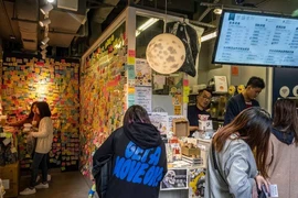 Một cửa hàng màu vàng ở Hong Kong. Ảnh: NEW YORK TIMES