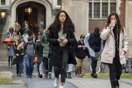 Sinh viên trên sân trường đại học Princeton (bang New Jersey, Mỹ) ngày 4-2. Ảnh: William Thomas Cain/GETTY IMAGES/AFP)